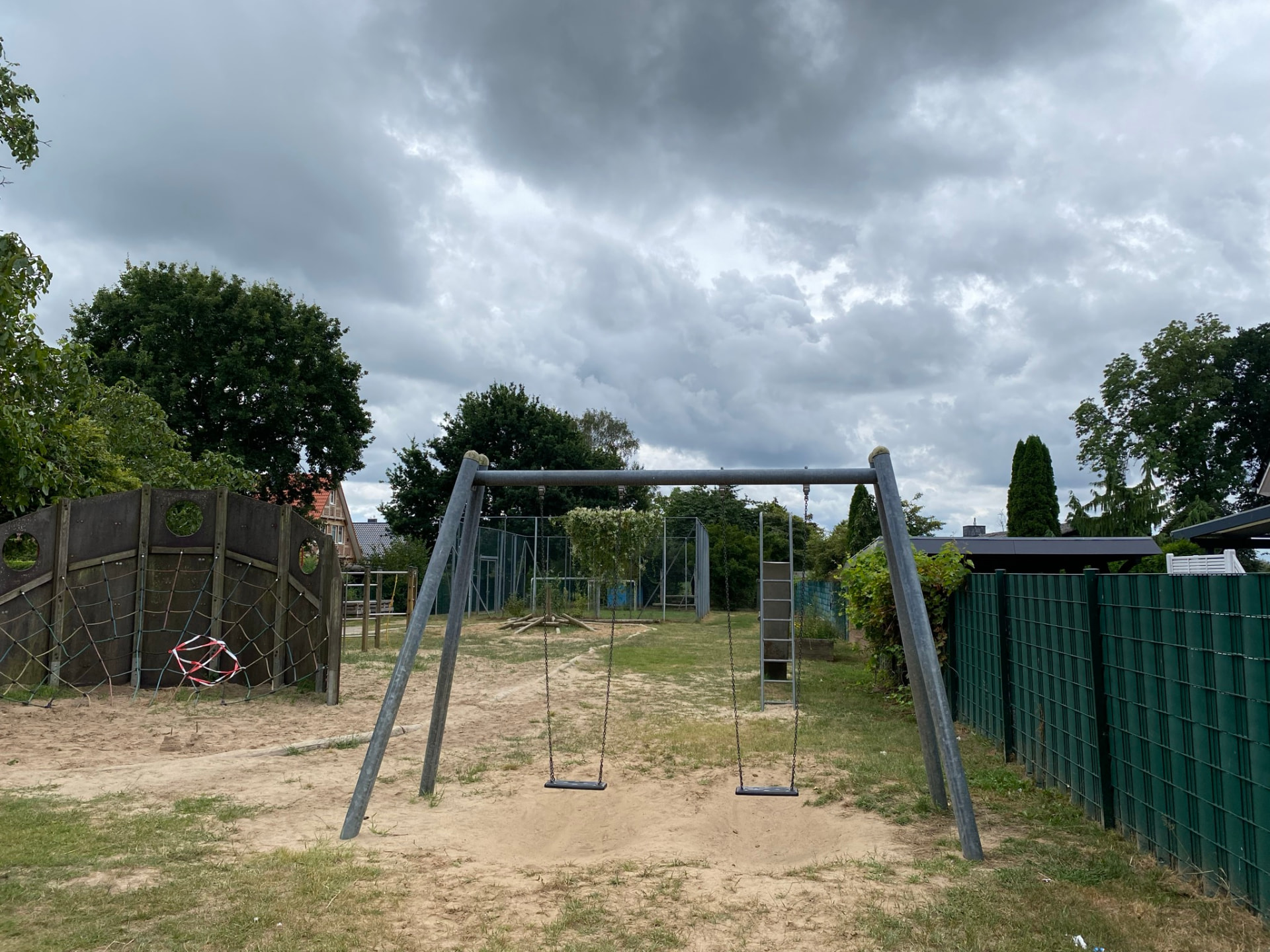 Schaukelgerüst auf dem Sandplatz hinter der Schule